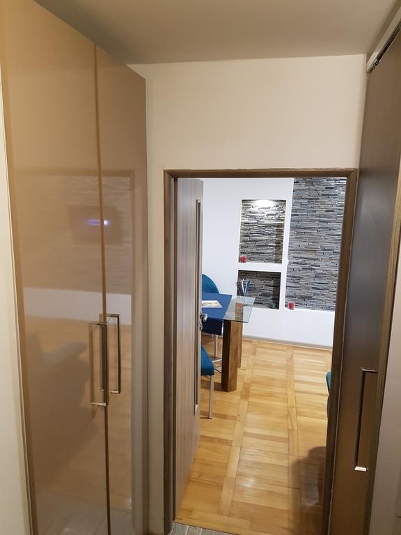 Woodstone Apartment Ploiesti Luaran gambar