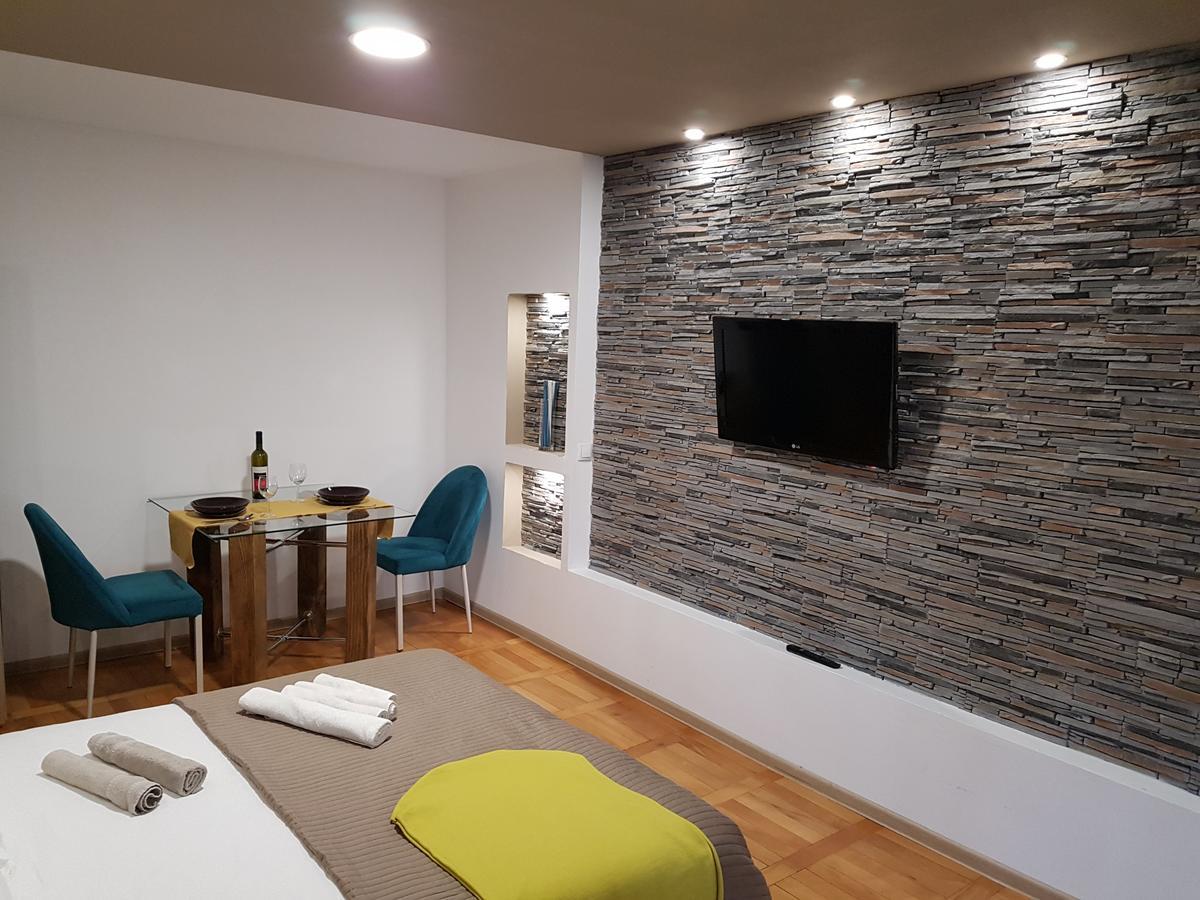 Woodstone Apartment Ploiesti Luaran gambar