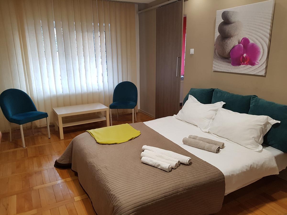 Woodstone Apartment Ploiesti Luaran gambar