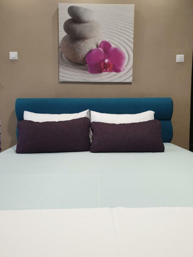 Woodstone Apartment Ploiesti Luaran gambar